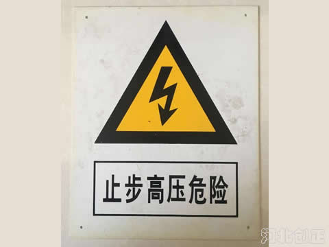 ������R��